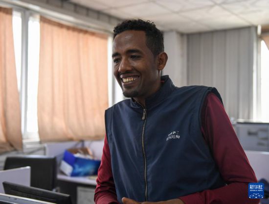 2024年2月16日，在埃塞俄比亞杜凱姆市的東方工業(yè)園，東方紡織印染有限公司經(jīng)理格圖·克貝貝接受新華社記者采訪。 新華社記者 李亞輝 攝