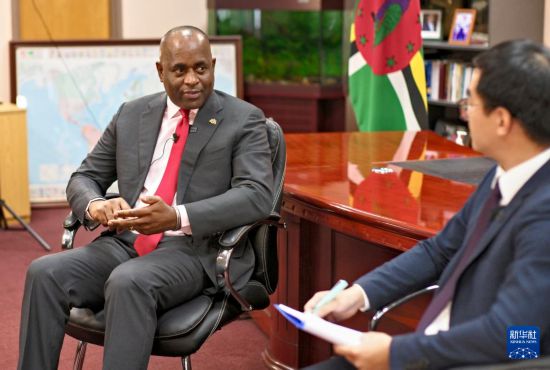 3月4日，多米尼克總理斯凱里特在首都羅索接受新華社記者專訪。新華社記者 趙凱 攝