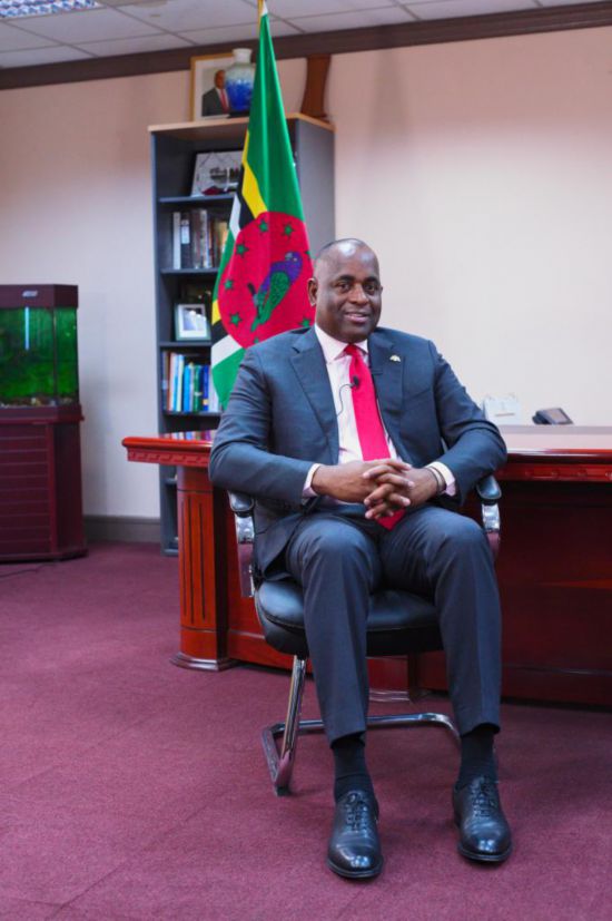 3月4日，多米尼克總理斯凱里特在首都羅索的總理辦公室接受新華社記者獨(dú)家專訪。新華社記者 趙凱 攝