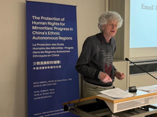 3月18日，由中國(guó)人權(quán)研究會(huì)主辦的“少數(shù)民族權(quán)利保障：中國(guó)西藏和新疆實(shí)踐”主題講座在瑞士日內(nèi)瓦舉行。圖為比利時(shí)知名藏學(xué)家安德烈·拉克魯瓦在講座上發(fā)言。新華社記者石松攝