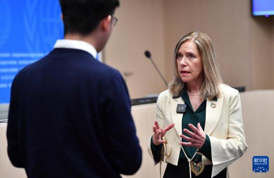 3月19日，在瑞士日內(nèi)瓦，世界氣象組織秘書長塞萊絲特·紹洛接受新華社記者專訪。新華社記者 連漪 攝