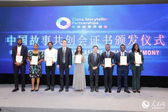 現(xiàn)場(chǎng)頒發(fā)證書。人民網(wǎng)記者 陳博攝