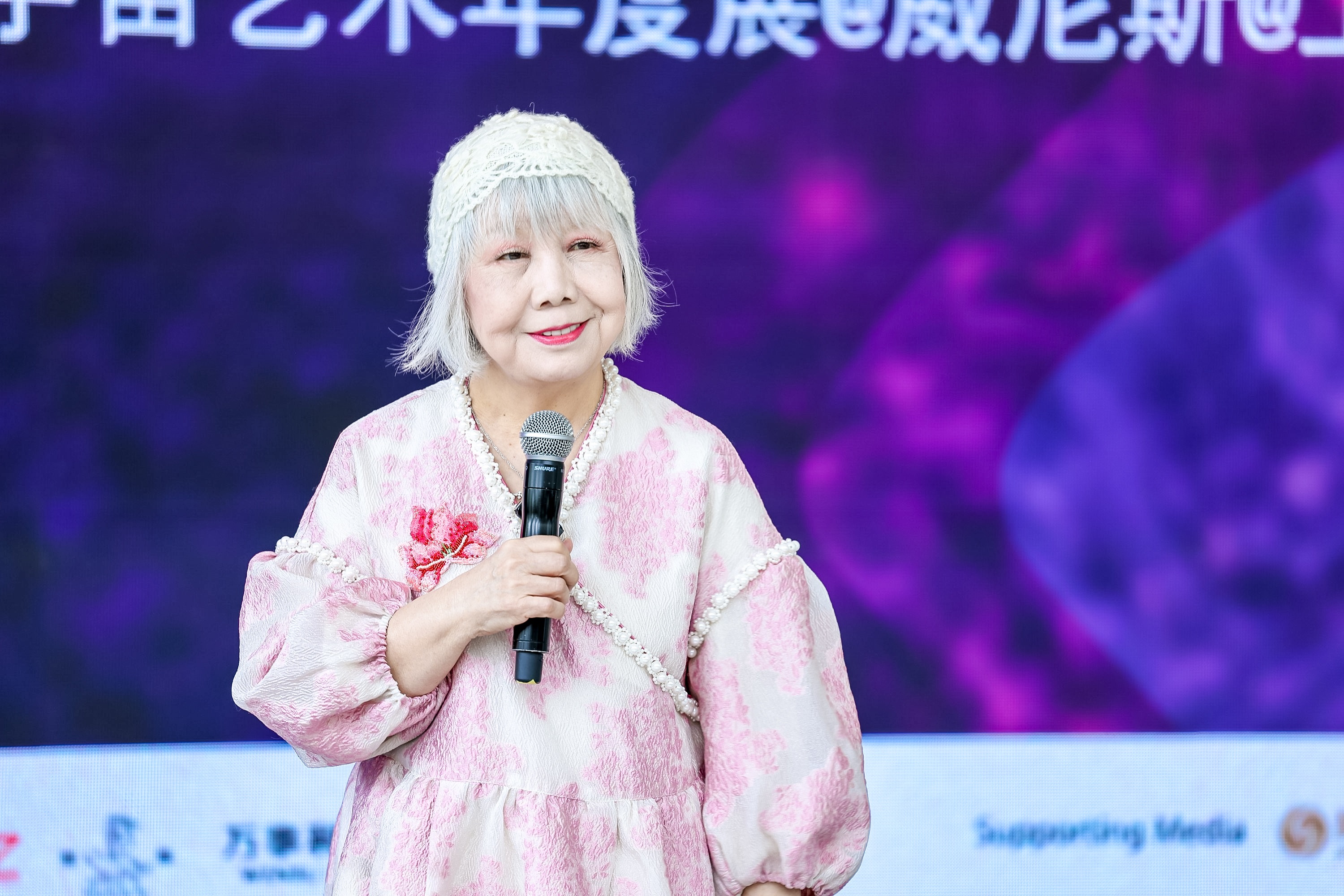 圖3：資深策展人、藝評家、臺北實(shí)踐大學(xué)教授陸蓉之致辭（圖片：鳳凰中心）