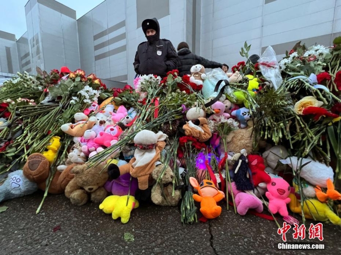 當地時間3月24日，俄羅斯全國哀悼日，悼念22日發(fā)生在莫斯科州克拉斯諾戈爾斯克市“克羅庫斯城”音樂廳恐怖襲擊事件中的遇難者。此次恐襲已導致137人遇難，150多人受傷。圖為民眾在恐襲事件現(xiàn)場附近敬獻的鮮花和毛絨玩具。<a target='_blank' href='/'><p  align=