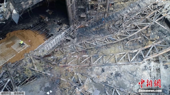 當(dāng)?shù)貢r間2024年3月26日下午，據(jù)俄羅斯緊急情況部公布的消息，莫斯科州“克羅庫斯城”音樂廳恐怖襲擊事件的搜救工作已經(jīng)全部結(jié)束。據(jù)介紹，工作人員已完成現(xiàn)場滅火救援以及廢墟清理的工作。圖為發(fā)生恐怖襲擊事件后音樂廳內(nèi)部滿目瘡痍。（視頻截圖）