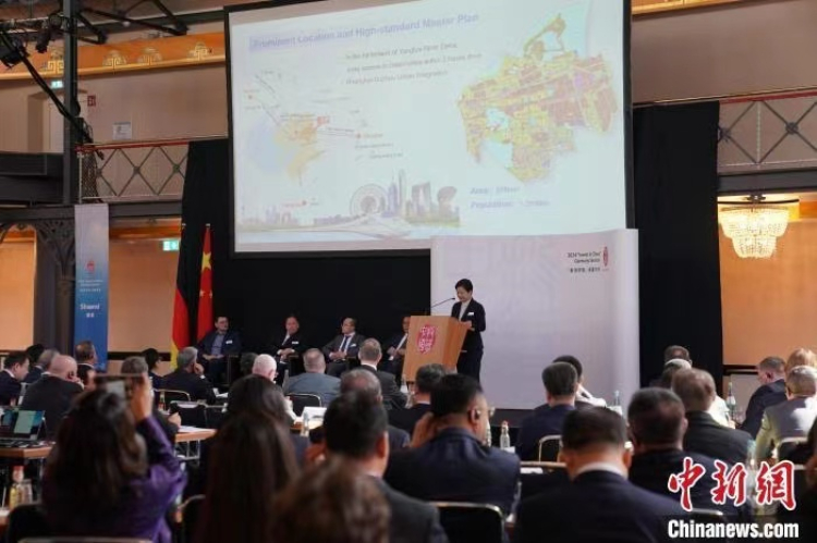 當(dāng)?shù)貢r(shí)間4月5日，由中國商務(wù)部主辦的“投資中國”德國專場推介活動(dòng)在斯圖加特市舉行。中新社記者 馬秀秀 攝