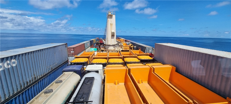 中蘇海運直航貨輪在海上行駛。中國駐蘇里南大使館供圖