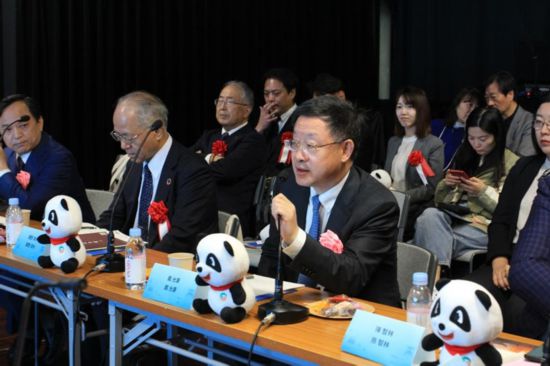 圖為四川省文化和旅游廳廳長戴允康向日本友人介紹四川旅游資源。（中國駐東京旅游辦事處供圖）