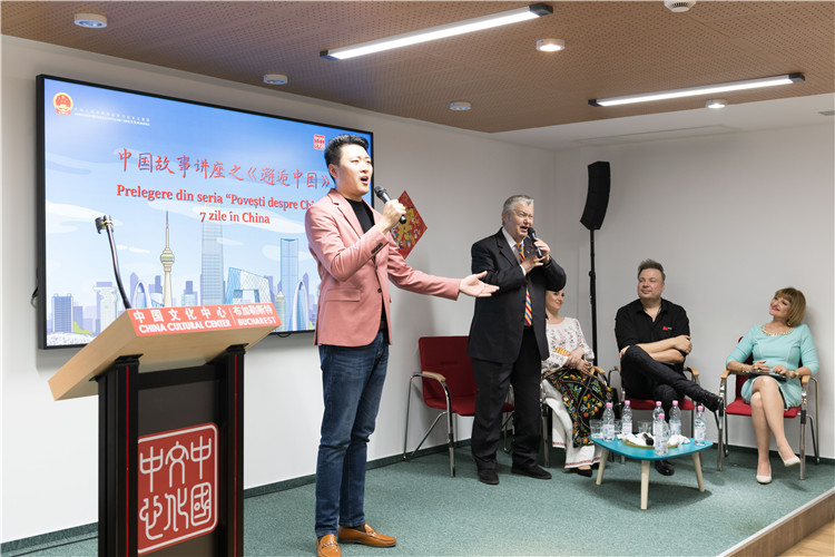 中國(guó)青年男高音歌唱家方瀧與奧爾基·圖爾達(dá)合唱羅語(yǔ)歌曲。布加勒斯特中國(guó)文化中心供圖。