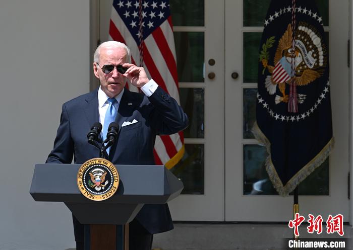 當(dāng)?shù)貢r(shí)間7月30日上午，美國(guó)總統(tǒng)拜登新冠檢測(cè)再次呈陽(yáng)性。他此次沒(méi)有癥狀，但將采取隔離措施。資料圖為拜登7月27日解除隔離后在白宮發(fā)表講話。 <a target='_blank' href='/'><p  align=