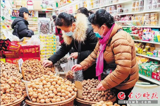 　　在長沙南門口菜市場附近的一家炒貨店內(nèi)，市民正在選購年貨?！　￠L沙晚報全媒體記者 范宏歡 攝