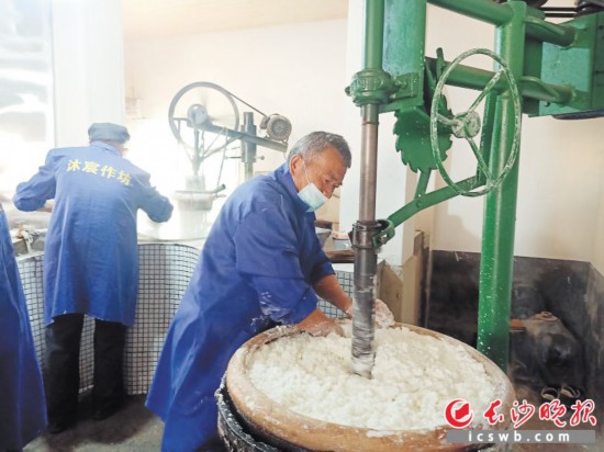 　　作坊里工人正在進(jìn)行粉絲生產(chǎn)。受訪者供圖