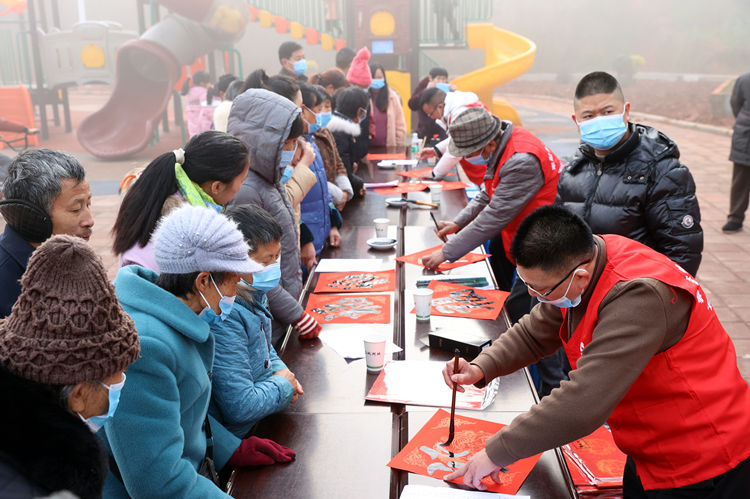 書(shū)法愛(ài)好者現(xiàn)場(chǎng)寫(xiě)春聯(lián)。翠屏區(qū)融媒體中心供圖