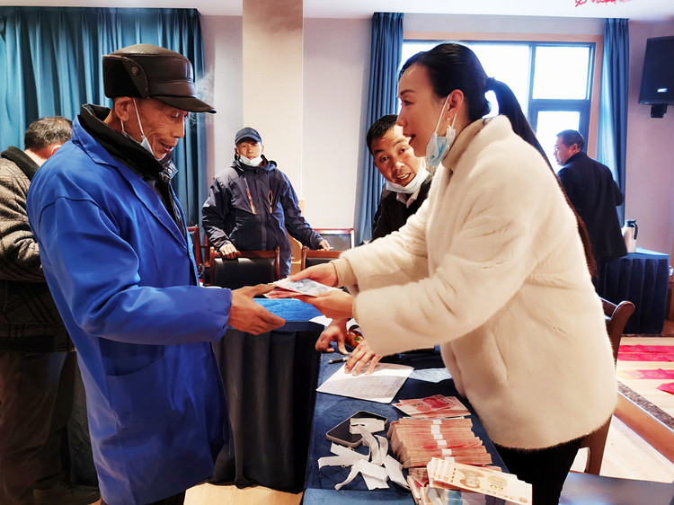 村民領取分紅金。朝天區(qū)融媒體中心供圖