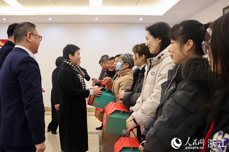 杭州市上城區(qū)“我為年夜飯?zhí)淼啦恕睈坌亩Y盒正式啟送。人民網(wǎng) 秦文攝