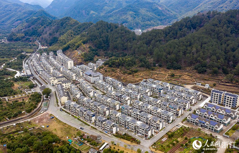 近日，航拍寧波市海曙區(qū)龍觀鄉(xiāng)李岙村屋頂光伏項(xiàng)目。人民網(wǎng) 章勇濤攝