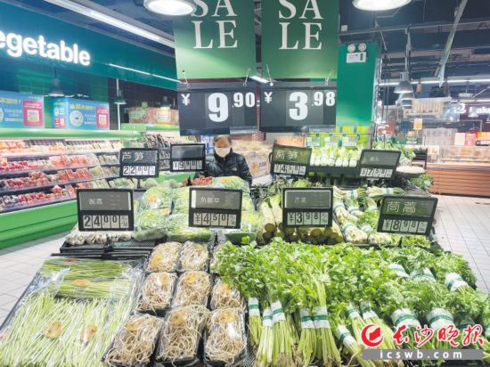 　　家樂福芙蓉廣場店，市民在選購春菜。