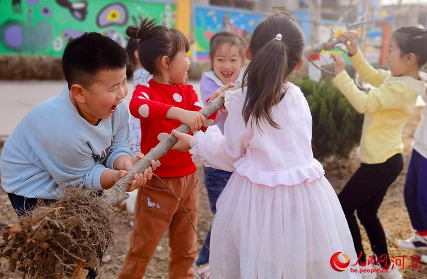 河北省東光縣小朋友們開(kāi)心的種下小樹(shù)苗。 陳英華攝