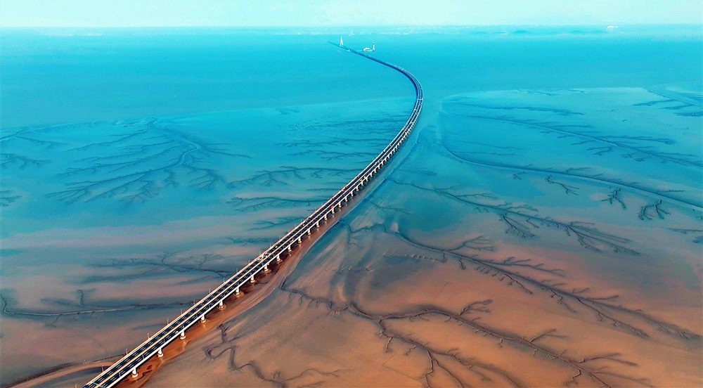 錯落有致的溝壑與灘涂地貌有機融合，勾勒出形態(tài)各異的“灘涂丹青”。虞昌勝攝