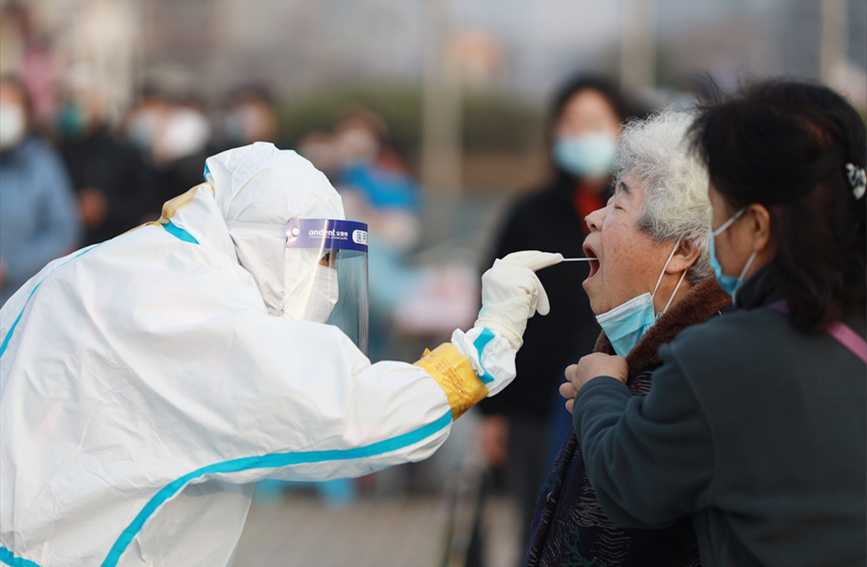 居民在南開區(qū)社區(qū)核酸檢測點進(jìn)行核酸檢測。王英浩攝