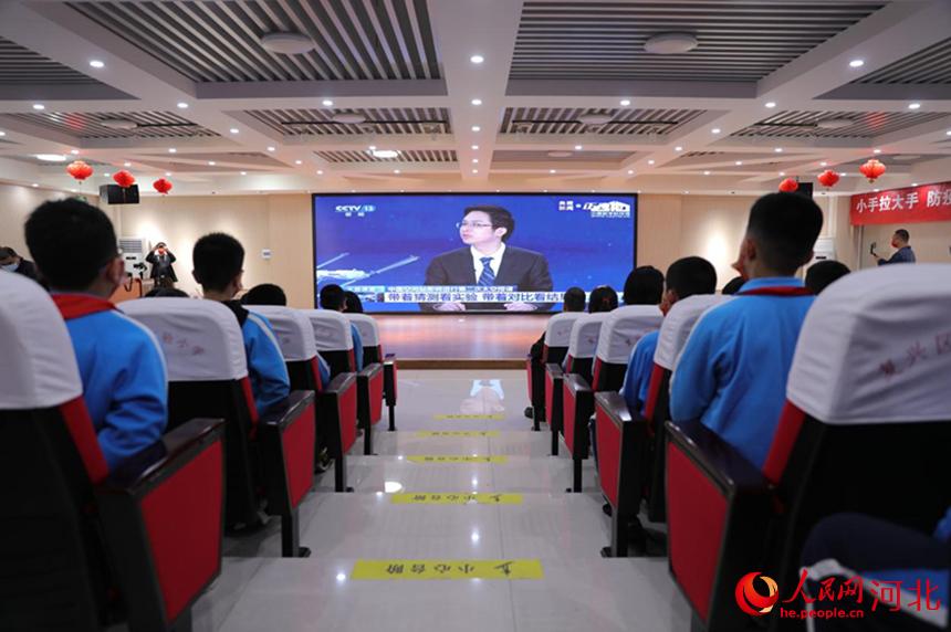邯鄲市復興區(qū)實驗小學學生集中收聽收看“天宮課堂”第二課。 王伸攝