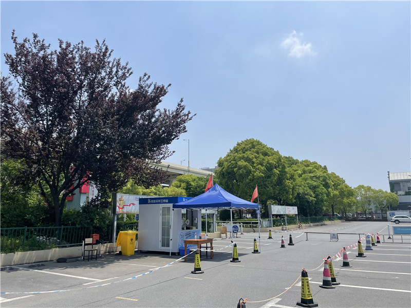 常態(tài)化“核酸采樣工作站”亮相上海街頭。龔昱攝