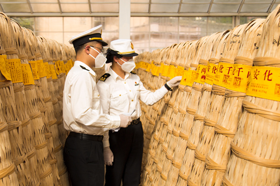 海關(guān)工作人員在查看相關(guān)貨物。受訪單位供圖