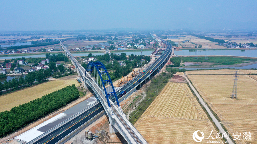 工作人員正在加速推進(jìn)牛屯河特大橋項(xiàng)目。人民網(wǎng) 王銳攝。