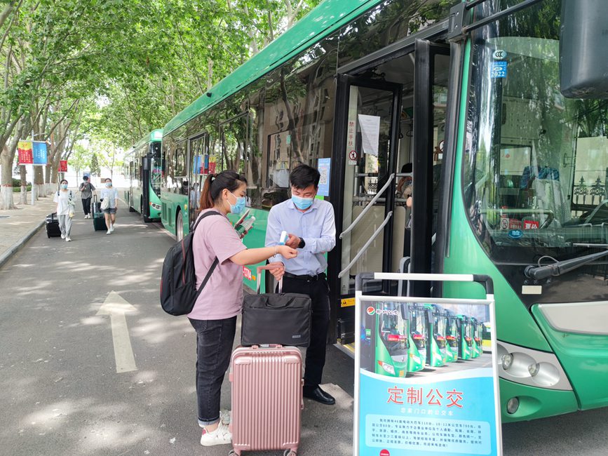 公交車從校園宿舍樓下出發(fā)，直達鄭州火車站和鄭州東站。崔晨攝