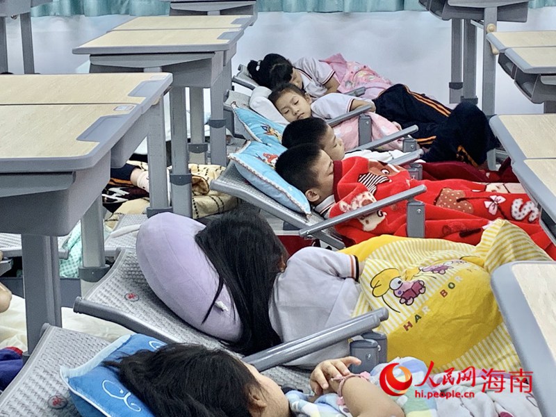 海口第二十六小學學生在新式課桌椅上午休。人民網(wǎng) 李浩蓉攝