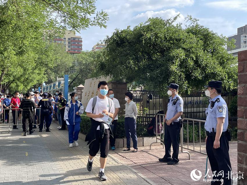 在中關(guān)村中學考點，考生們有序走入考點。人民網(wǎng) 董兆瑞攝