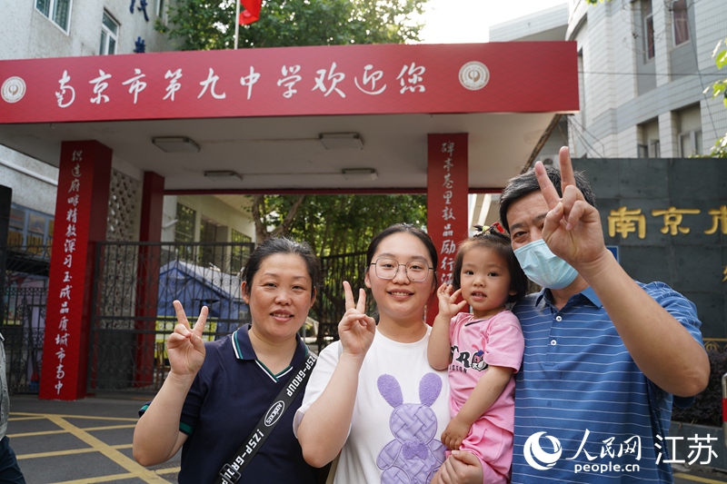 一家人在考點(diǎn)前合影留念。周夢(mèng)嬌攝