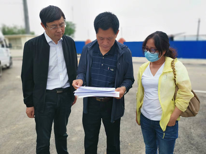 國情調(diào)查核查組專家對(duì)司家營(yíng)鐵礦生產(chǎn)臺(tái)賬等進(jìn)行檢查。袁海波攝