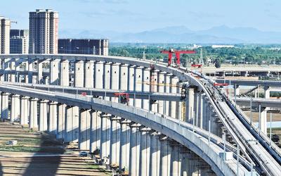 6月7日，工人在唐山市高新技術開發(fā)區(qū)境內的京唐城際鐵路建設工地施工（無人機照片）。 新華社記者 楊世堯攝