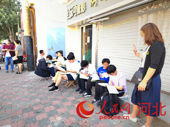 臨進(jìn)考場，考生抓緊時間再復(fù)習(xí)一下。人民網(wǎng) 祝龍超攝