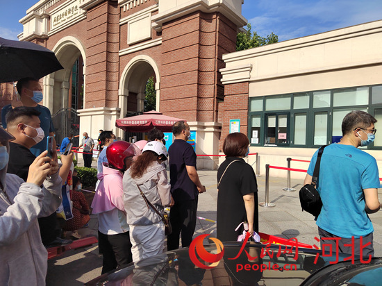 石家莊外國語學(xué)?？键c外送考的家長。人民網(wǎng) 祝龍超攝