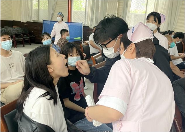 醫(yī)院對志愿者進(jìn)行線下培訓(xùn)。李艷紅攝