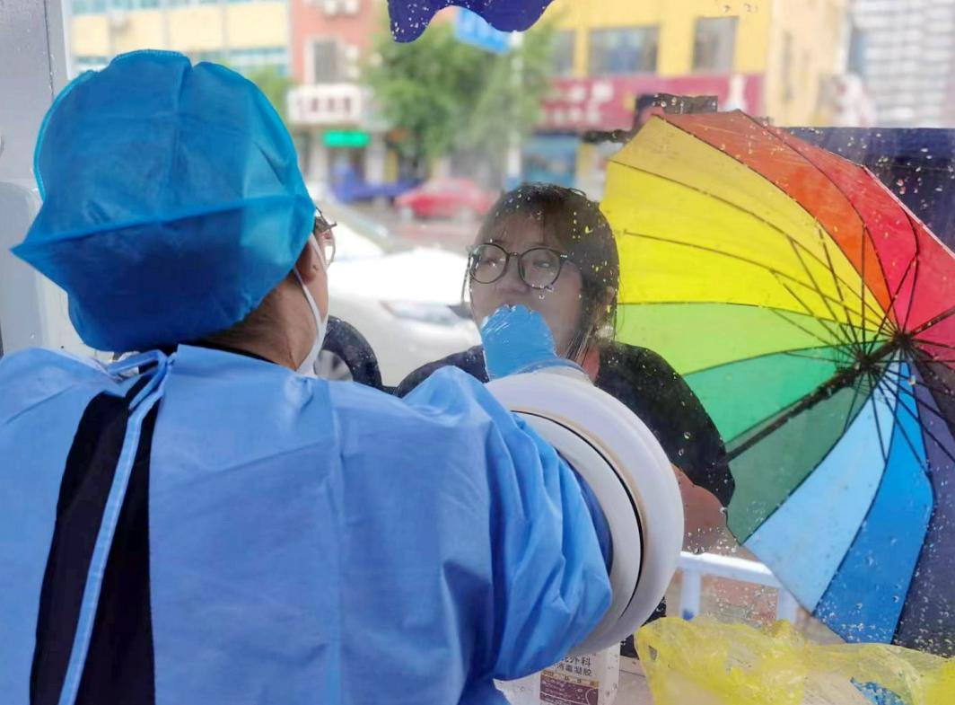 核酸采樣志愿者們上崗。孫金梅攝