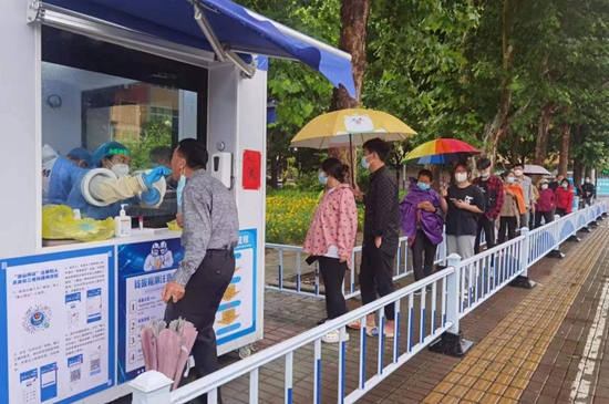 核酸采樣志愿者們上崗。孫金梅攝