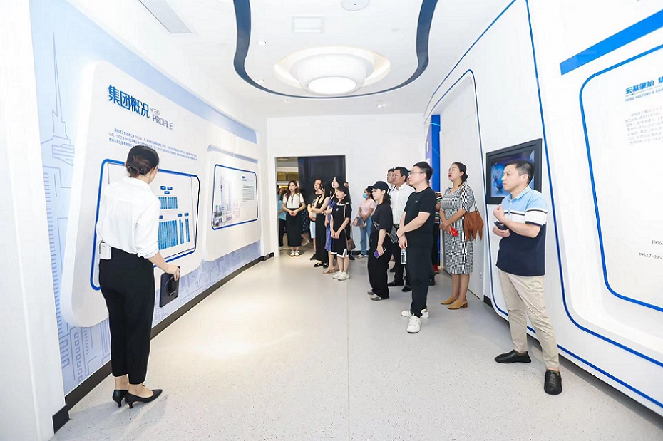 見面會參與人員在了解項目情況。單位供圖