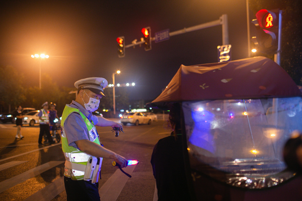 違法加裝電動(dòng)車遮陽傘也將受到處罰?？馒Q 攝