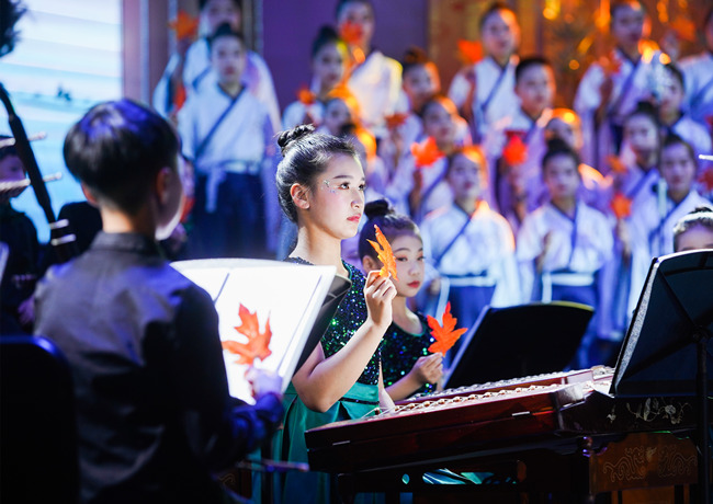 樂團(tuán)在臺上演出。單位供圖