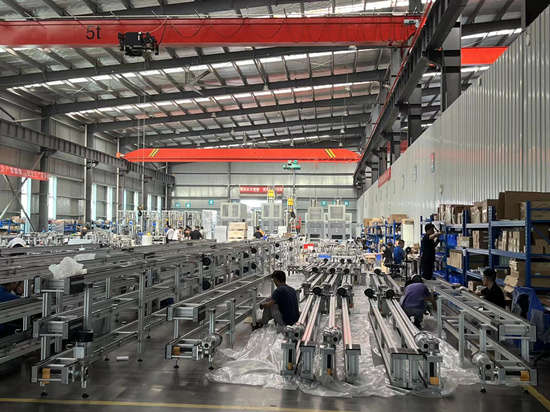 先惠智能裝備生產(chǎn)車間，工人們在忙著組裝設備。受訪單位供圖