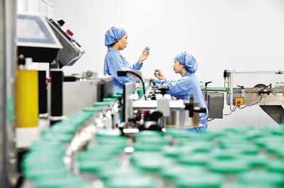 通過加大創(chuàng)新藥物研發(fā)力度，石藥集團實現(xiàn)了傳統(tǒng)工業(yè)企業(yè)向創(chuàng)新型企業(yè)轉型。（本報資料片）