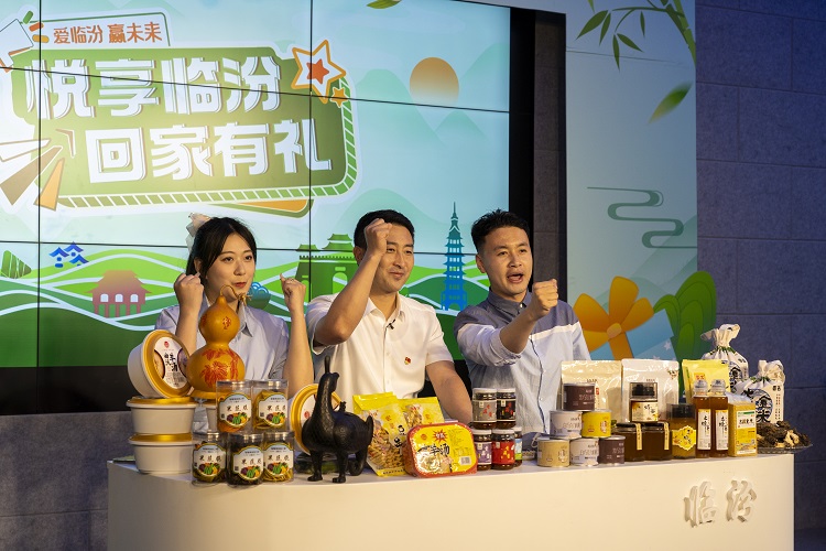 6月3日下午，在臨汾原產(chǎn)地商品體驗(yàn)店，曲沃縣副縣長(zhǎng)樊奇選對(duì)當(dāng)?shù)氐霓r(nóng)特產(chǎn)品、旅游景點(diǎn)進(jìn)行了推介代言。鄭遠(yuǎn)飛攝