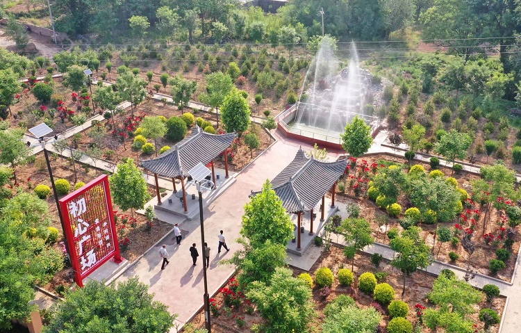 初夏時(shí)節(jié)，襄汾縣鄧莊鎮(zhèn)澗溝村初心廣場(chǎng)內(nèi)一派迷人的鄉(xiāng)村振興新圖景。李現(xiàn)俊攝