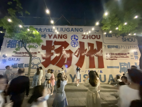 古運河畔的皮市街充滿市井氣息。 人民網(wǎng) 張玉峰攝