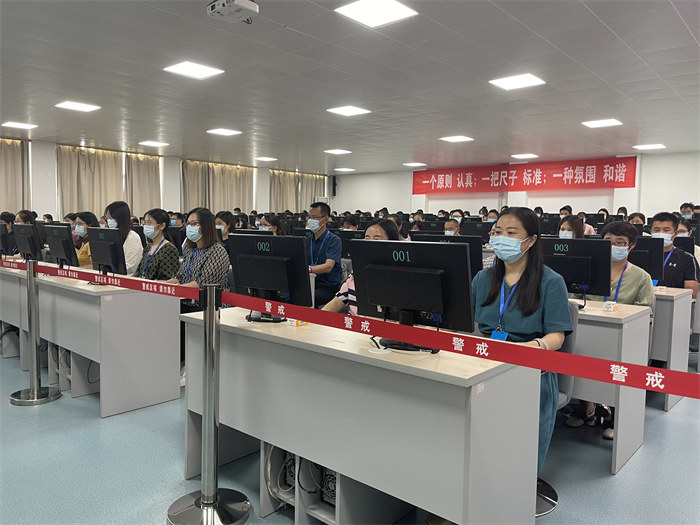 閱卷現(xiàn)場(chǎng)。公雪 攝