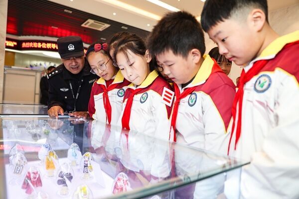 學生代表參觀禁毒展。鹽城公安供圖