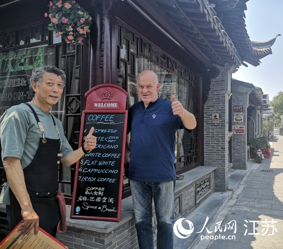 愛(ài)逛古巷的巴西人和揚(yáng)州朋友在仁豐里開(kāi)了一家西餐廳。 人民網(wǎng) 張玉峰攝